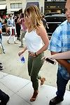 Jennifer Aniston braless montrant boob bouton pokies dans public