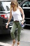 Jennifer Aniston braless mostrando Boob pulsante pokies in pubblico