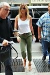 Jennifer Aniston braless montrant boob bouton pokies dans public