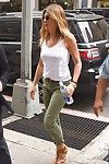 Jennifer Aniston braless mostrando boob botão pokies no público