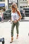 Jennifer Aniston braless zeigen boob button pokies in öffentliche