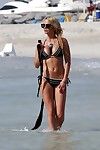 Sarah Harding Curvy içinde minyon siyah beyaz Bikini at bir Plaj