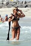 Sarah Harding Curvy in petite monocromatico bikini a un Spiaggia