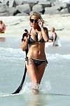 Sarah Harding Kurvig in petite Monochrom Bikini bei ein Strand