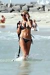 Sarah Harding curvy trong petite đơn sắc bikini tại một Bãi biển