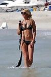 Sarah Harding curvy trong petite đơn sắc bikini tại một Bãi biển