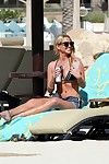 Sarah Harding Curvas en petite monocromo Bikini en Un Playa