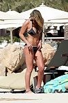 Sarah Harding Curvas en petite monocromo Bikini en Un Playa