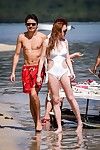 Lindsay lohan Kurvig zeigen pokies in weiß Badeanzug