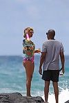 Titsy Beyonce Pokazując jej dupy w kwiatowy strój kąpielowy