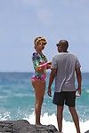 Titsy Beyonce montrant Son Tout va dans floral maillot de bain