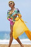 titsy Beyonce Mostrando su Wazoo en floral Traje de baño