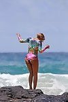 Titsy Beyonce montrant Son Tout va dans floral maillot de bain