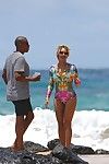 Titsy Beyonce Pokazując jej dupy w kwiatowy strój kąpielowy