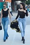 Kendall Jenner resultaat mambos in een pure blouse in openbaar