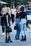 Kendall Jenner zeigen mambos in ein sheer Bluse in öffentliche