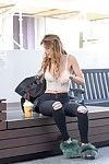 Bella Thorne arrondie dans Dentelle culture dom et déchiré Jeans