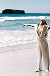 Maya paso a paso Topless en el Playa :Por: Cameron hammond