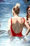 هيلي بالدوين عرض pokies في الأحمر ملابس السباحة