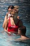 Hayley Baldwin Pokazując sloty w czerwony strój kąpielowy