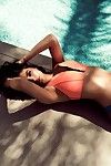 Kendall y Kylie Jenner posando en escasa Bikini conjuntos de