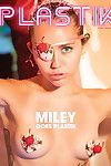 Miley Ciro mostra off Il suo mele e gabbia di amore
