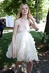 Elle fanning cleavy e leggy in bianco Pizzo costume