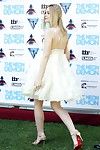 Elle fanning cleavy e leggy in bianco Pizzo costume