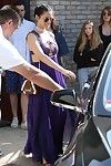 Оливия мунн Показывая Молоко банки в а Погружаясь фиолетовый костюм