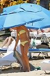 Kate Hudson bunda no um minúsculo amarelo biquini pronto