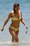 Kate Hudson cul dans Un minuscule Jaune bikini prêt