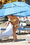 Kate Hudson bunda no um minúsculo amarelo biquini pronto