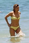 Kate Hudson Kont in een Minuscule, geel bikini klaar