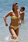 Kate Hudson Kont in een Minuscule, geel bikini klaar