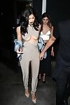 Kylie Jenner braless mostrando underboobs e culo