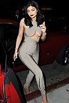 Kylie Jenner sütyensiz gösterilen underboobs ve göt