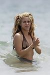 Shakira に a skimpy ベルト ビキニ 時 の ビーチ