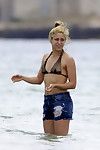 Shakira dans Un étriqué ceinture bikini au l' Plage