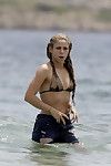 Shakira in ein knapp Gürtel Bikini bei die Strand