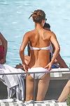 Alicia vikander strip-tease pour peu blanc bikini au bord de la piscine