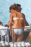 Alicia vikander strip-tease pour peu blanc bikini au bord de la piscine