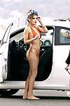 Bella Thorne posant dans orange cravate bikini au zuma Plage
