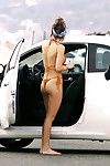 Bella Thorne posant dans orange cravate bikini au zuma Plage
