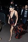 Kendall Jenner braless montrant vaste le clivage et les jambes