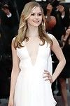 Erin moriarty sütyensiz içinde bir dalan beyaz elbise