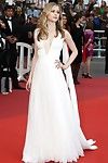 Erin moriarty sütyensiz içinde bir dalan beyaz elbise
