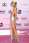 Ciara braless mostrando sideboob pokies e gambe