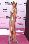 Ciara braless montrant sideboob pokies et les jambes