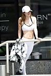 Bella Thorne Arredondado e um buraco no branco esportes roupa interior e meia-calça