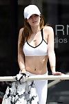 Bella Thorne yuvarlak ve bir delik içinde beyaz spor iç çamaşırı ve tayt
